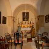 L�interno, a volta, � decorato con quadri religiosi, arredi sacri...
